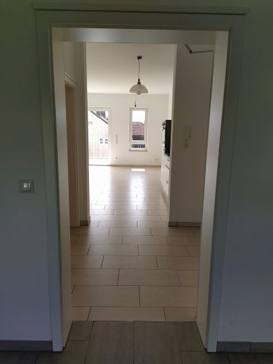 Wohnen wo andere Urlaub machen - Attraktive 1-Zimmer-Wohnung mit Balkon und EBK in Muhr am See – Wohnungseingang