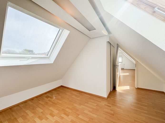 Helle und großzügige 3,5-Zimmer Maisonettewohnung mit EBK und Balkon! – Ebene 2 - Schlaf-Arbeitszi 1