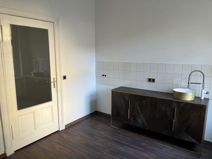 Bright commercial space near Schlossstraße – ideal as an office, practice, or showroom – Raum mit Küchenzeile
