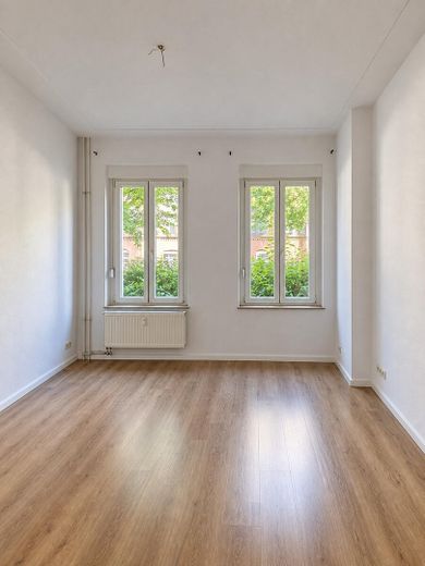 Il fascino di un edificio d’epoca incontra la gioia di un giardino: due locali e circa 57 m² di oasi verde tutta per voi! Libero da subito! – Foto 14