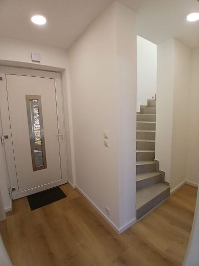 Neubau – Erstbezug | 2-Zimmer-Maisonettewohnung | Dachterrasse | EBK – Eingang
