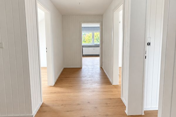Frisch renoviert: Helle Dachgeschosswohnung mit Tageslichtbad in Springe-Holtensen