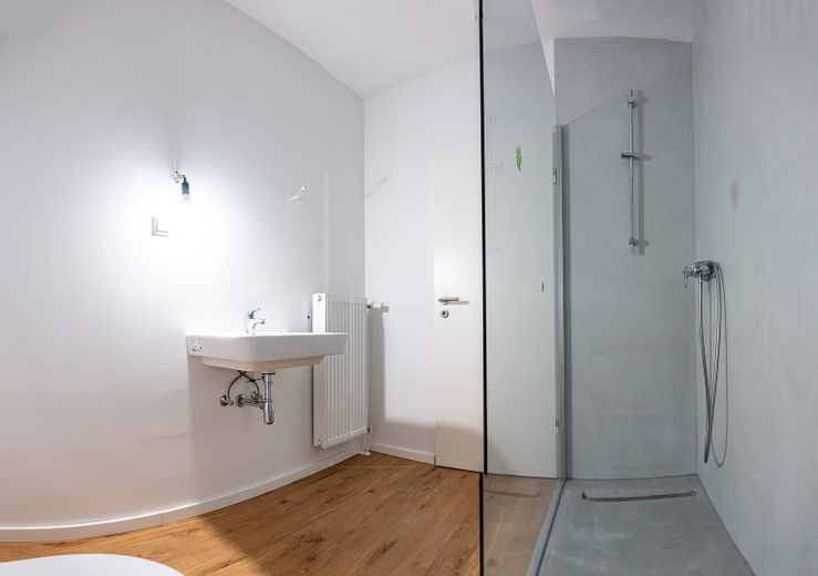 Świeżo wyremontowane 3-pokojowe mieszkanie w centralnej lokalizacji, gotowe do zamieszkania i bez prowizji na sprzedaż – Duschbad