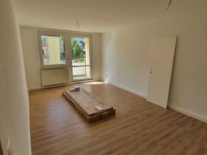 Topsanierte 3-Raum-Wohnung mit Balkon und sehr schöner Einbauküche – Wohnzimmer mit Zugang Balkon