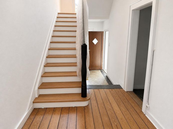 Großzügiges Wohnhaus mit 200 m² Wohnfläche – frisch renoviert in Brensbach-Wersau – Treppenhaus EG