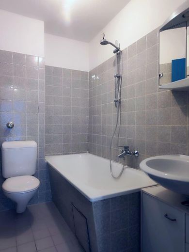 von Privat – Helle 2-Zimmerwohnung mit großer, wettergeschützter Südwestloggia – München-Bogenhausen – Bad