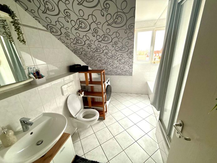 Wunderschöne Dachgeschosswohnung im Herzen von Luckenwalde – Tagelicht-Bad (Dusche & Wanne)