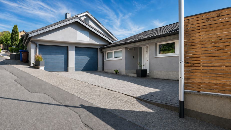 Modernisiertes Einfamilienhaus mit Charakter – Hanglage, Garten und viel Platz in Mömbris – Eingang