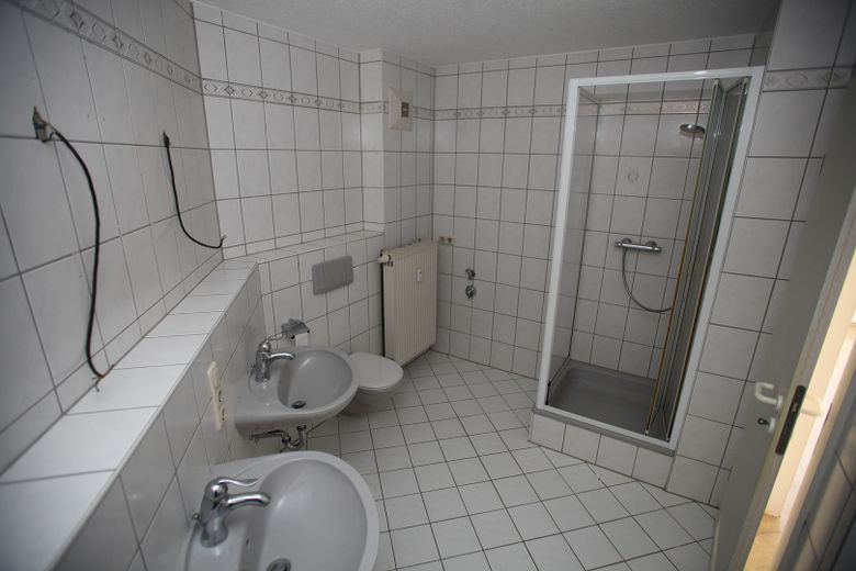 Comfortable 3-room maisonette apartment with balcony and underground garage in Plauen – Bad