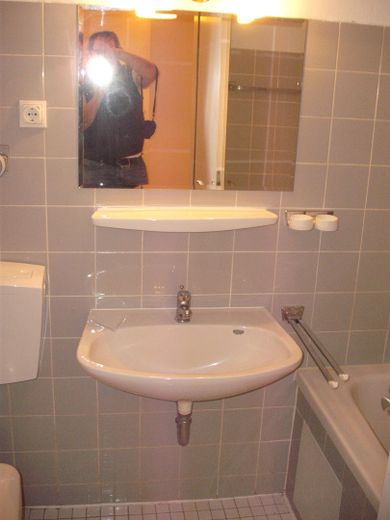 Leerstehende gepflegte Wohnung zu verkaufen – Badezimmer