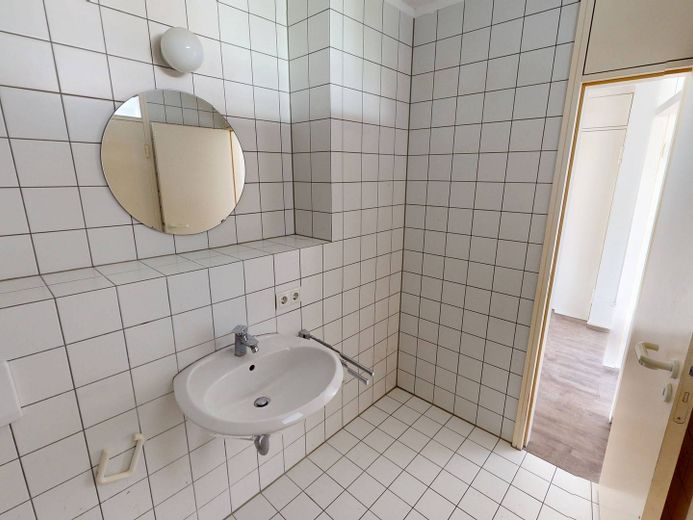 Abitare moderno con slancio ed esclusività: luminoso appartamento di 2 locali con BALCONE nel centro di Bad Godesberg – Ansicht II: Bad