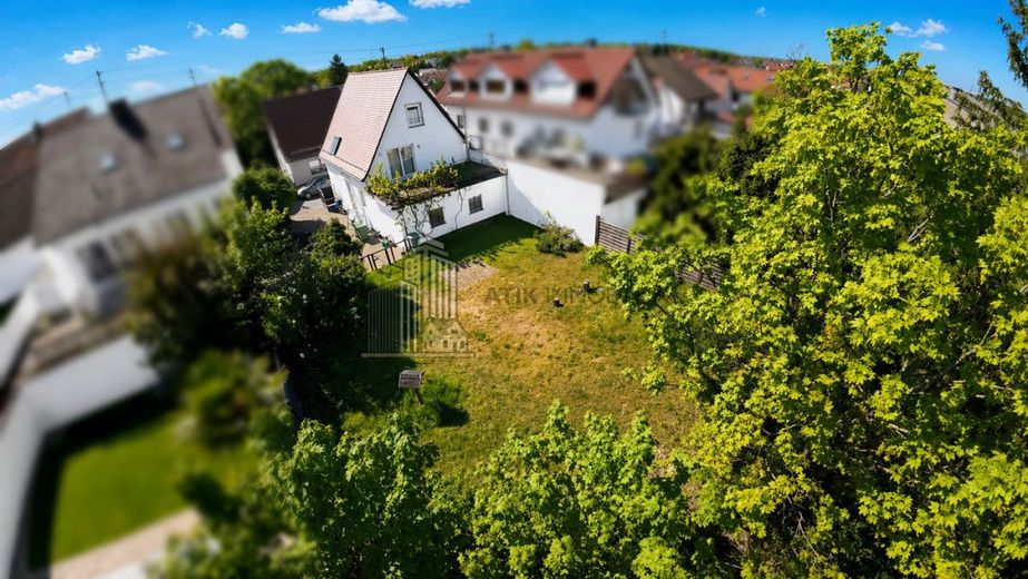 ATIK: Saniertes Ein- bis Zweifamilienhaus mit großem Grundstück und vielseitigem Nutzungspotenzial – Drohnenaufnahme
