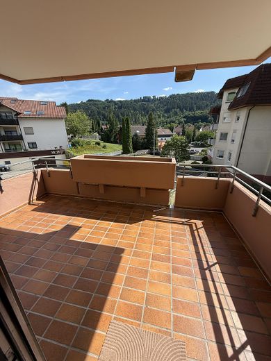 Sonniger Balkon mit Ausblick