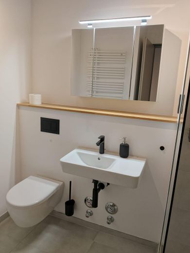 305 Exklusives & möbliertes Apartment im kernsanierten Bunker – Design, Komfort & Geschichte – Duschbad