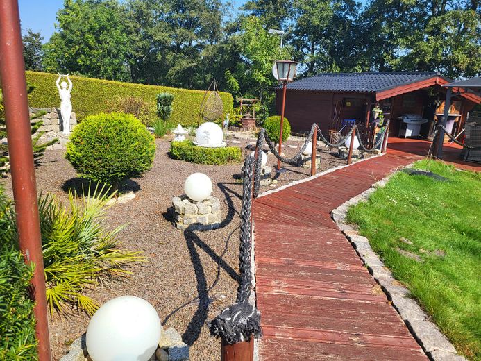 Exclusive detached house near Norddeich with pool, sauna, horse keeping – Zuwegung Sauna und Gartenhaus