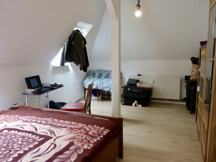 Helle Dachgeschosswohnung mit Einbauküche – perfekt für Paare, Singles oder WG – Schlafzimmer 1