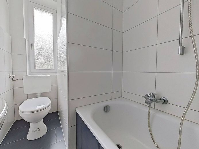 Büyük oturma mutfağına sahip aydınlık 2 odalı daire – Bad