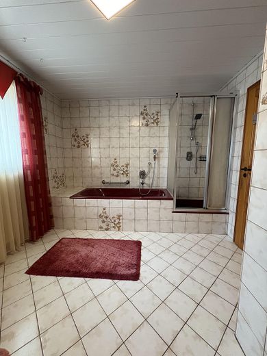 Dusche und Badewanne