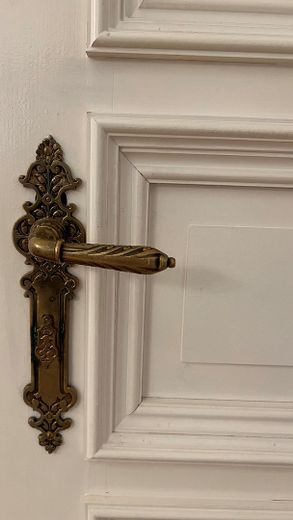 AMPIO APPARTAMENTO IN EDIFICIO D’EPOCA CON TERRAZZA PRIVATA E ACCESSO AL GIARDINO – Details