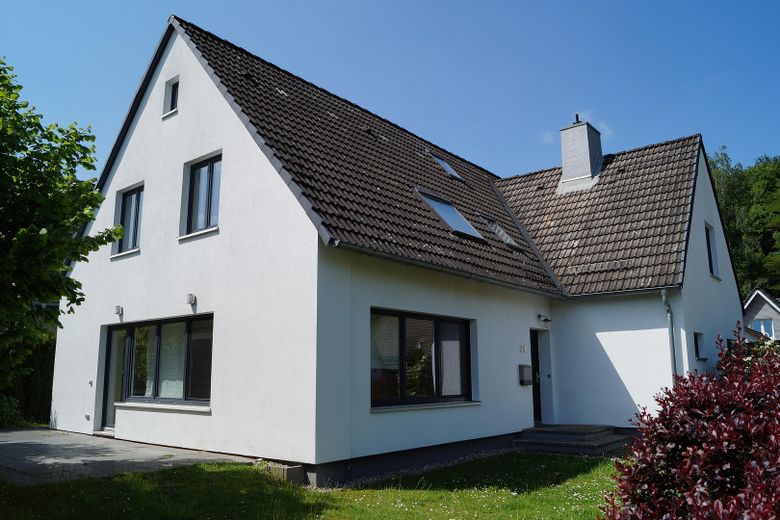 Großzügiges, helles Haus in ruhiger Wohnstraße (30km-Zone) in Pinneberg-Waldenau. – Fassade