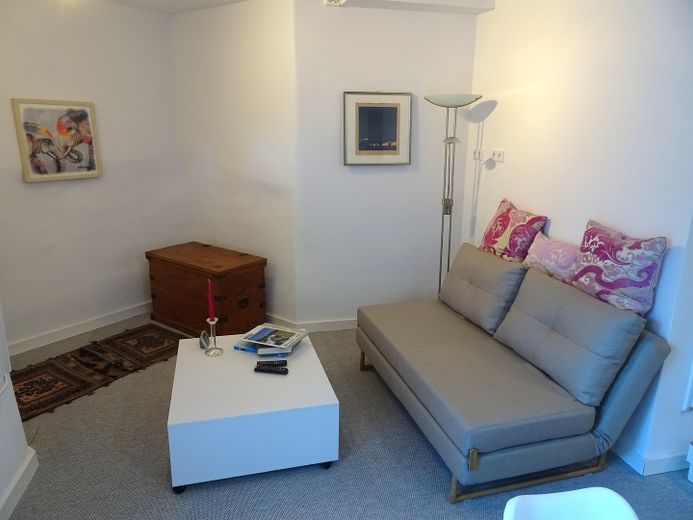 Wohnzimmer mit Schlafsofa