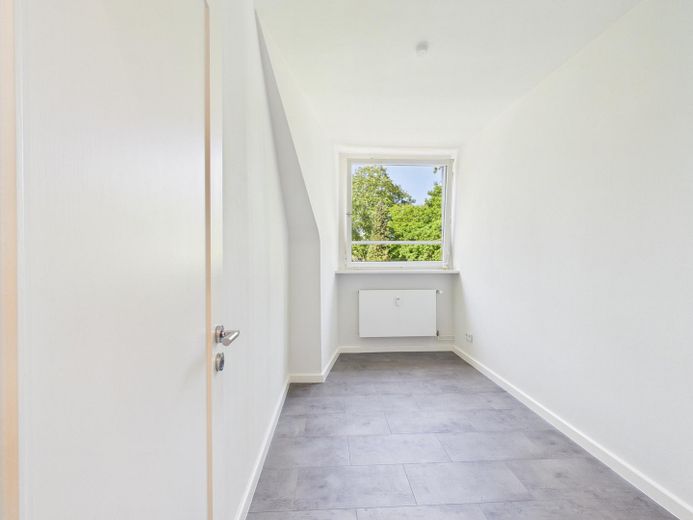 Lichtdurchflutete Dachgeschoss-Oase – Ruhe & Privatsphäre in Klein Flottbek – Ankleide/Kinderzimmer/Büro