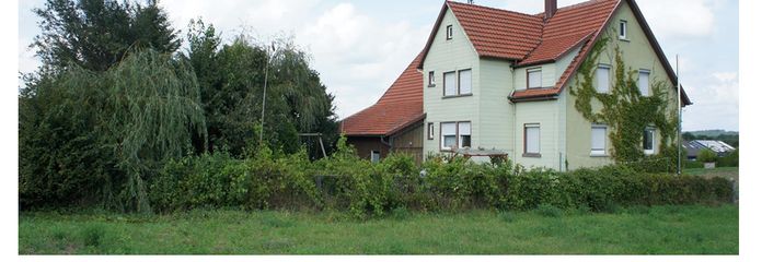 Charmantes Fachwerkhaus in ruhiger Ortsrandlage mit Scheune, Doppelgarage und großem Grundstück – Richtwert und Hausansicht SW