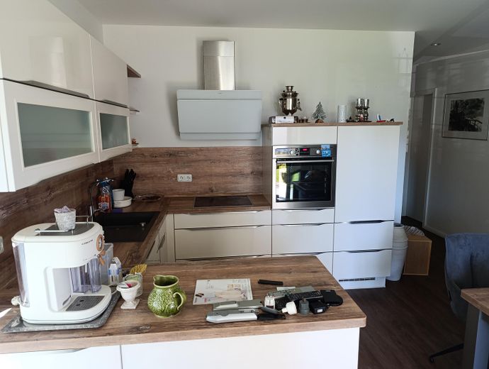 moderne Eigentumswohnung im Erdgeschoss mit Terrasse und Stellplatz – Küche