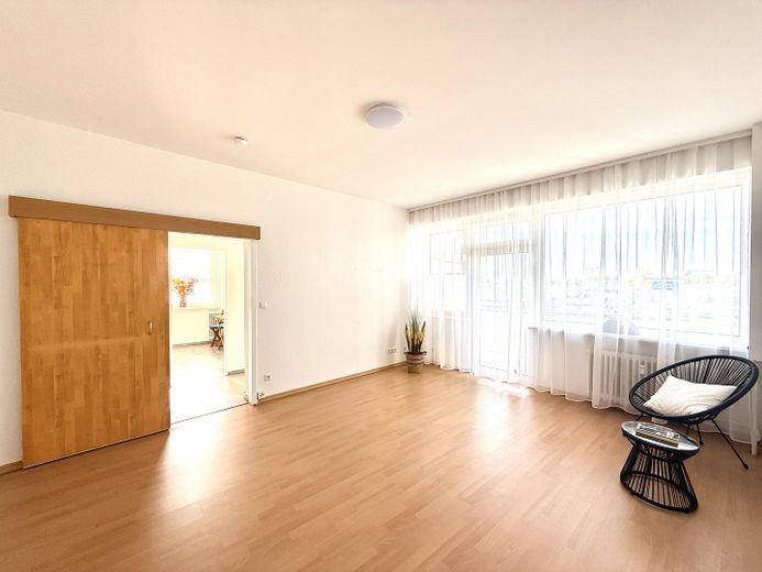 Top-Lage & Weitblick am Fennsee: Helle, bezugsfreie 2-Zimmer-Wohnung. Für Selbstnutzer oder Anleger – Wohnzimmer