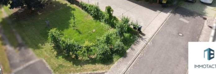 Einfamilienhaus mit umlaufendem Balkon, zwei großen Maxi-Garagen, Garten und unverbaubarem Weitblick