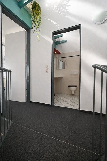 Blick von der Treppe ins Bad