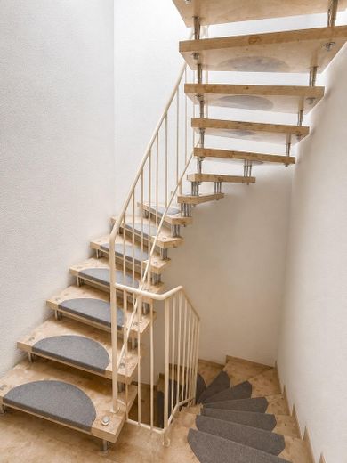 Großzügige 4-Zimmer-Maisonette Wohnung mit Hauscharakter, Garten und 2 Garagen – Treppenhaus