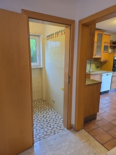 Rarität in Prien – Einfamilienhaus am Fluss Prien mit Bergblick, Wintergarten & PV – Speisekammer neben Küche