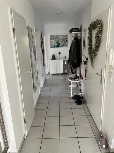 Hochwertige helle 3-Zi.-Whg., Einbauküche u. Balkon, in modernem 4-Fam.-Haus, Bestwohnlage Groovnähe – Flur und Eingangsbereich