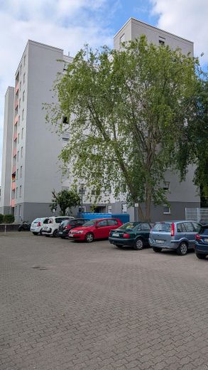 Без комісії: 3-кімнатна квартира з балконом і ліфтом – Gebäude von Außen