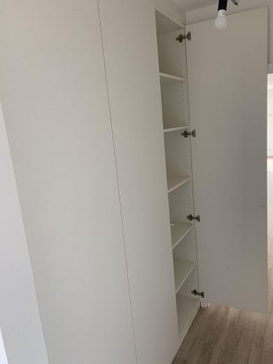 Premium 3-kamerappartement met 2 balkons, prachtig uitzicht en inbouwkeuken aan de rand van het veld! A+ – Einbauschrank 2