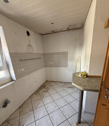 Gelflegte Doppelhaushälfte mit großem 580 m² Grundstück und Carport provisionsfrei bezugsfrei – Küche aktuell