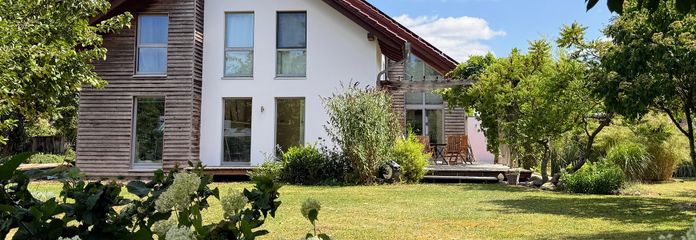 Світлий архітекторський будинок | 224 м² | 7 кімнат | A+ | Фотоелектрика та геотермальне опалення | без комісії – Giebelansicht Garten