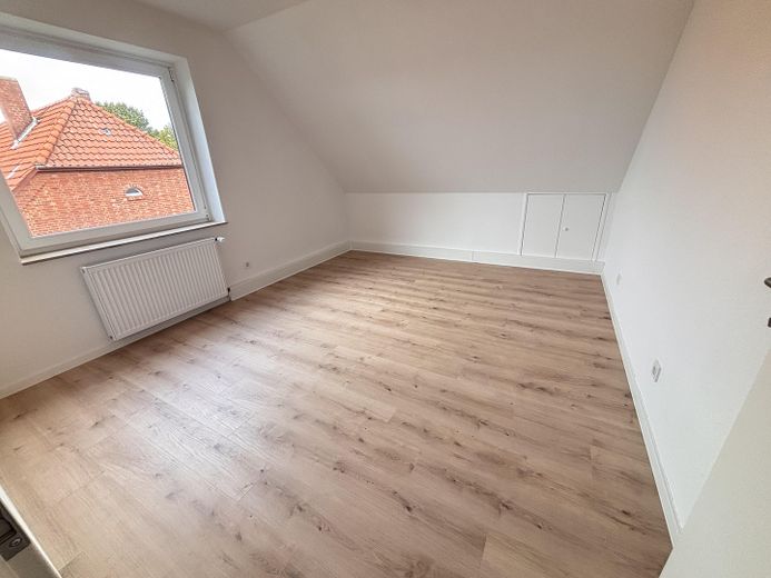 Dachgeschosswohnung mit großer Wohnküche, EBK, Stellplatz und Glasfaser in Wunstorf-Kolenfeld – Kind