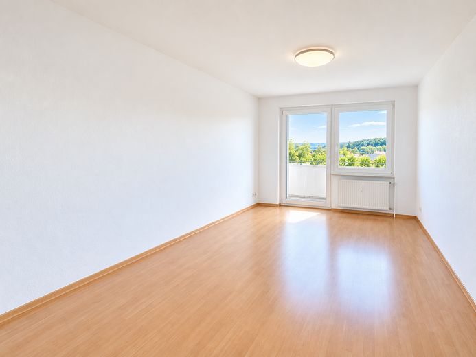 APPARTAMENTO TOP con 3 locali, ampio balcone e cucina componibile a Elterlein – Referenzfoto Wohnzimmer