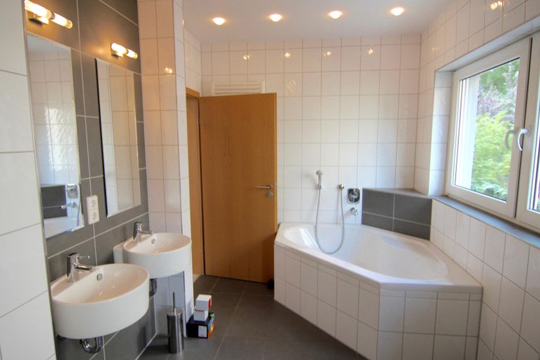 Vivienda lujosa en una zona residencial verde de HHL, en las afueras del centro de la ciudad, con jardín y plaza de aparcamiento para coche. – Foto 6