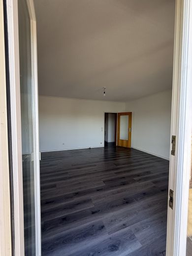 Exklusive Penthousewohnung mit Dachterrasse in bester Innenstadtlage von Rotenburg (Wümme) – Balkonblick aufs Wohnzimmer