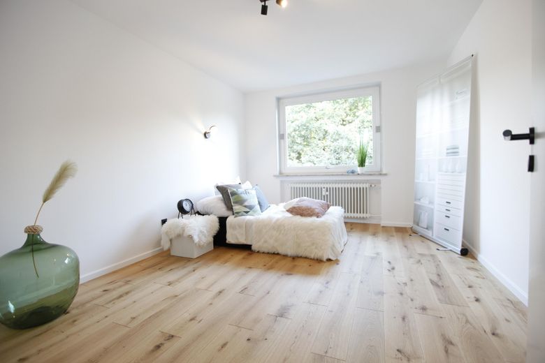 MODERNE 2-KAMERAPPARTEMENT MET BALKON + GARAGE – Schlafzimmer