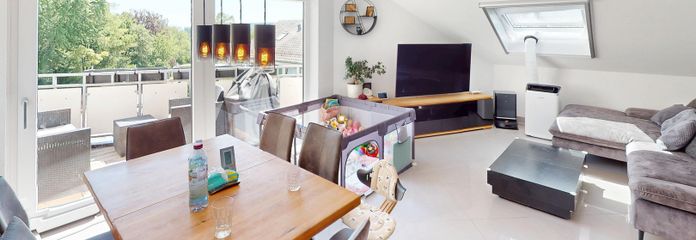 Sehr schöne 3-Zimmer-Wohnung mit zwei Balkonen und Tiefgaragenstellplatz in Stuttgart-Zuffenhausen – Wohnzimmer