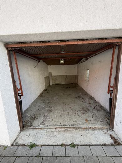 Multi-family house with large lot (3 units), ideal as a multi-generational home, for owner-occupiers or as an investment property – Garage Wohnung OG