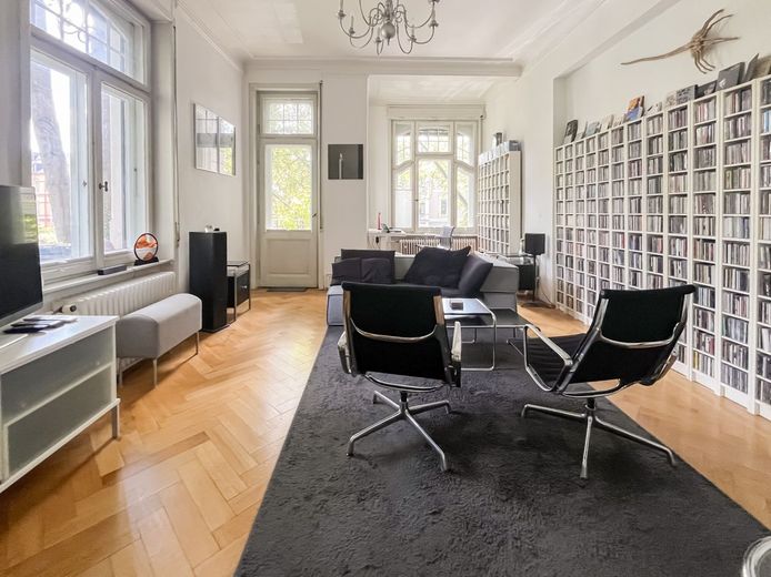 Home in the City, grüne Altbau-Oase in Wiesbaden! Kulturdenkmal-Villa, helle 2 Zi, 2 Balkone, 80 m² – Wohnzimmer
