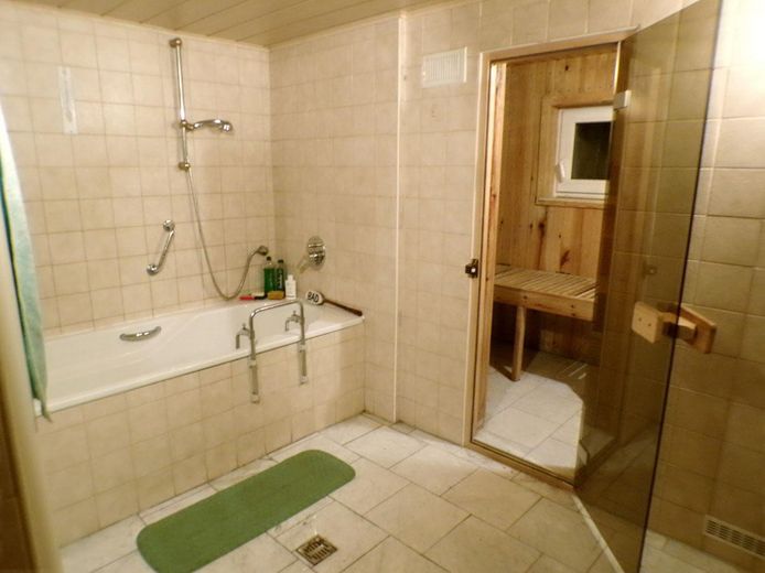 Natur. Ruhe. Bungalow auf Eckgrundstück mit unverbaubarem Ausblick – provisionsfrei! – 14_Bad_Wanne_Sauna