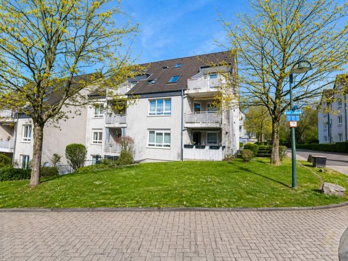 «Inversión en Solingen: edificio de 6 viviendas bien conservado con 4 garajes y viviendas subvencionadas» – Foto 1