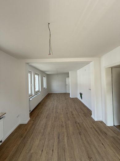 Чудова 4-кімнатна квартира — щойно відремонтована! – Küche und Zimmer