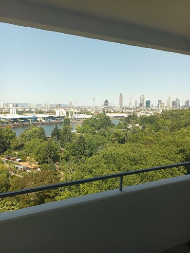 Toller Balkonblick über den Main und Frankfurt  Komplettsanierung – Blick vom Balkon